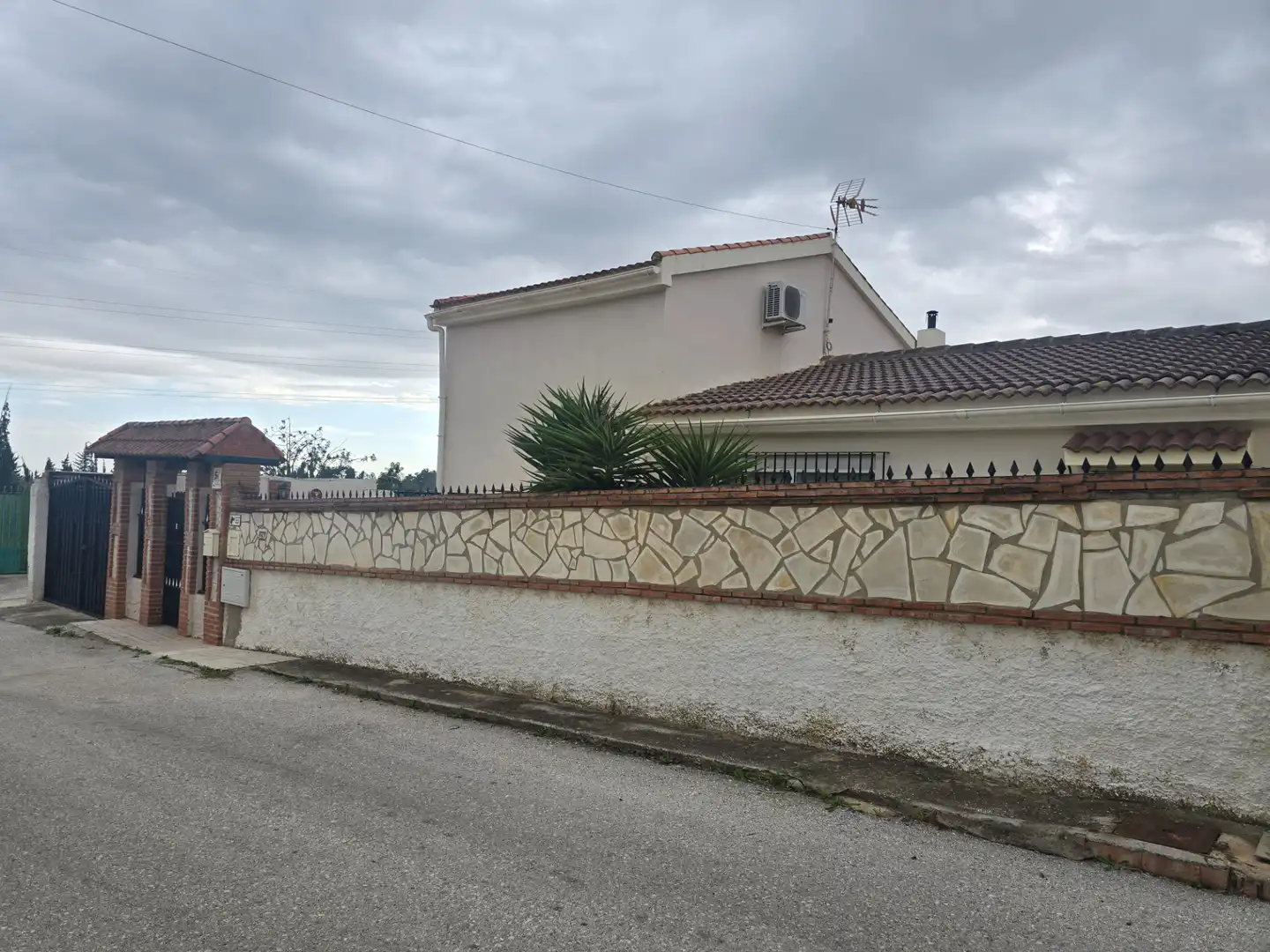Außenansicht von Haus oder Chalet zum Verkauf in Alhaurín de la Torre mit Heizung, Privatgarten und Terrasse