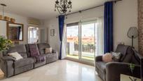 Sala d'estar de Casa adosada en venda en Manilva amb Aire condicionat, Terrassa i Piscina
