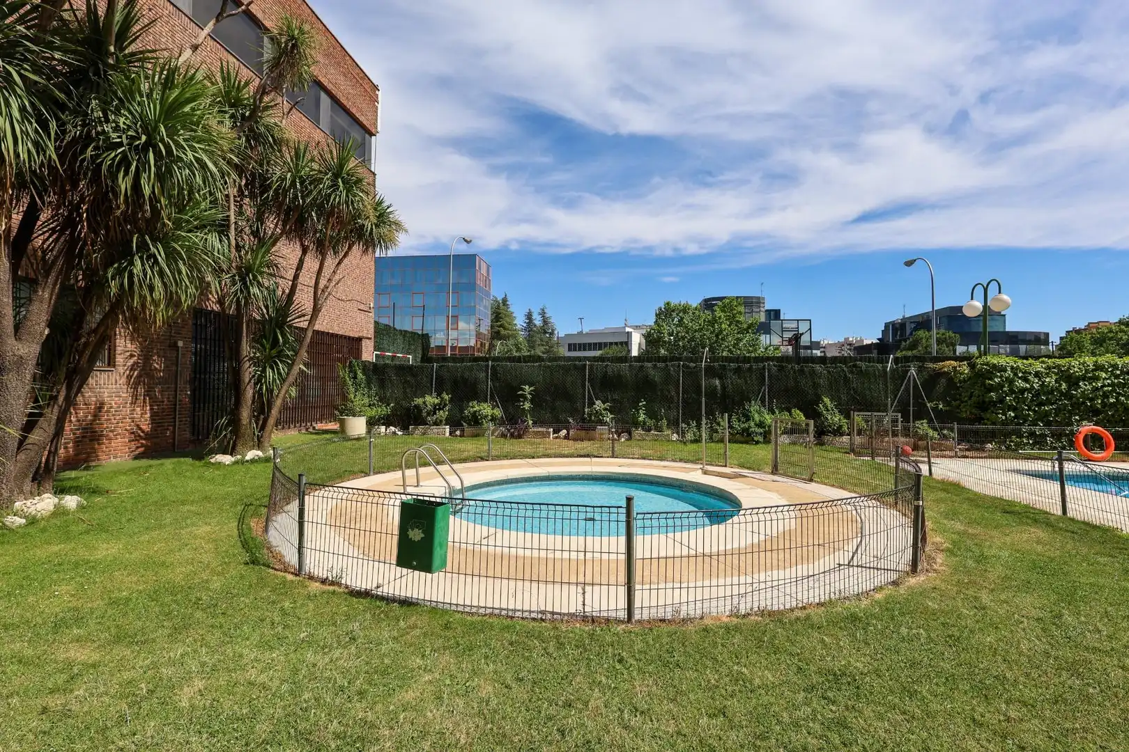 Piscina de Apartament de lloguer en Madrid amb Aire condicionat, Calefacció i Parquet