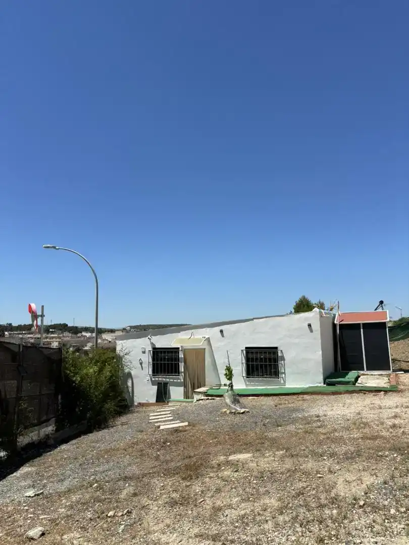 Vista exterior de Finca rústica en venda en Martos amb Jardí privat, Moblat i Rentadora
