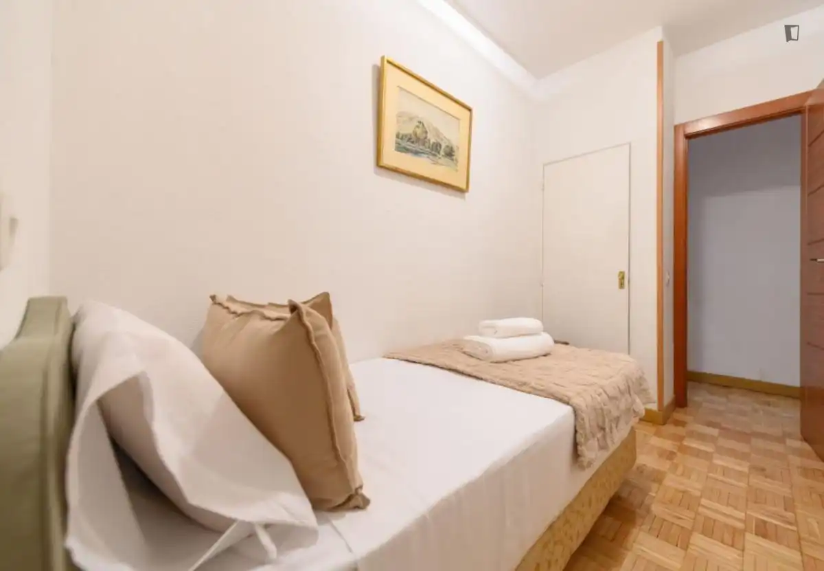Dormitori de Apartament de lloguer en Madrid amb Aire condicionat, Moblat i Forn