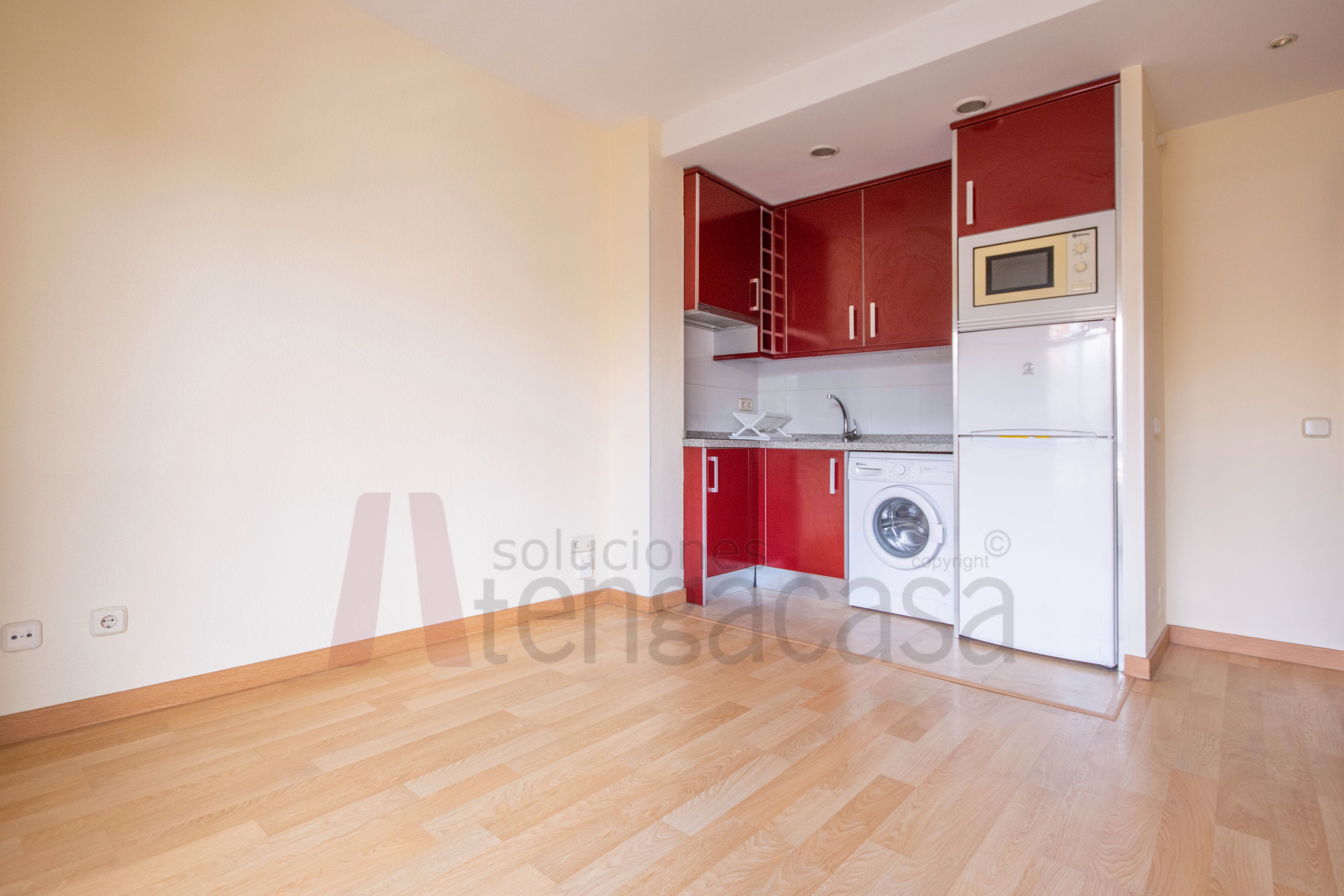 Cuina de Apartament de lloguer en  Madrid Capital amb Calefacció, Terrassa i Rentadora