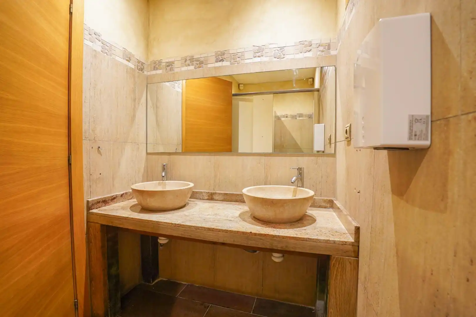 Business premises for sale in Carrer de Montserrat Caballé, imagen 31