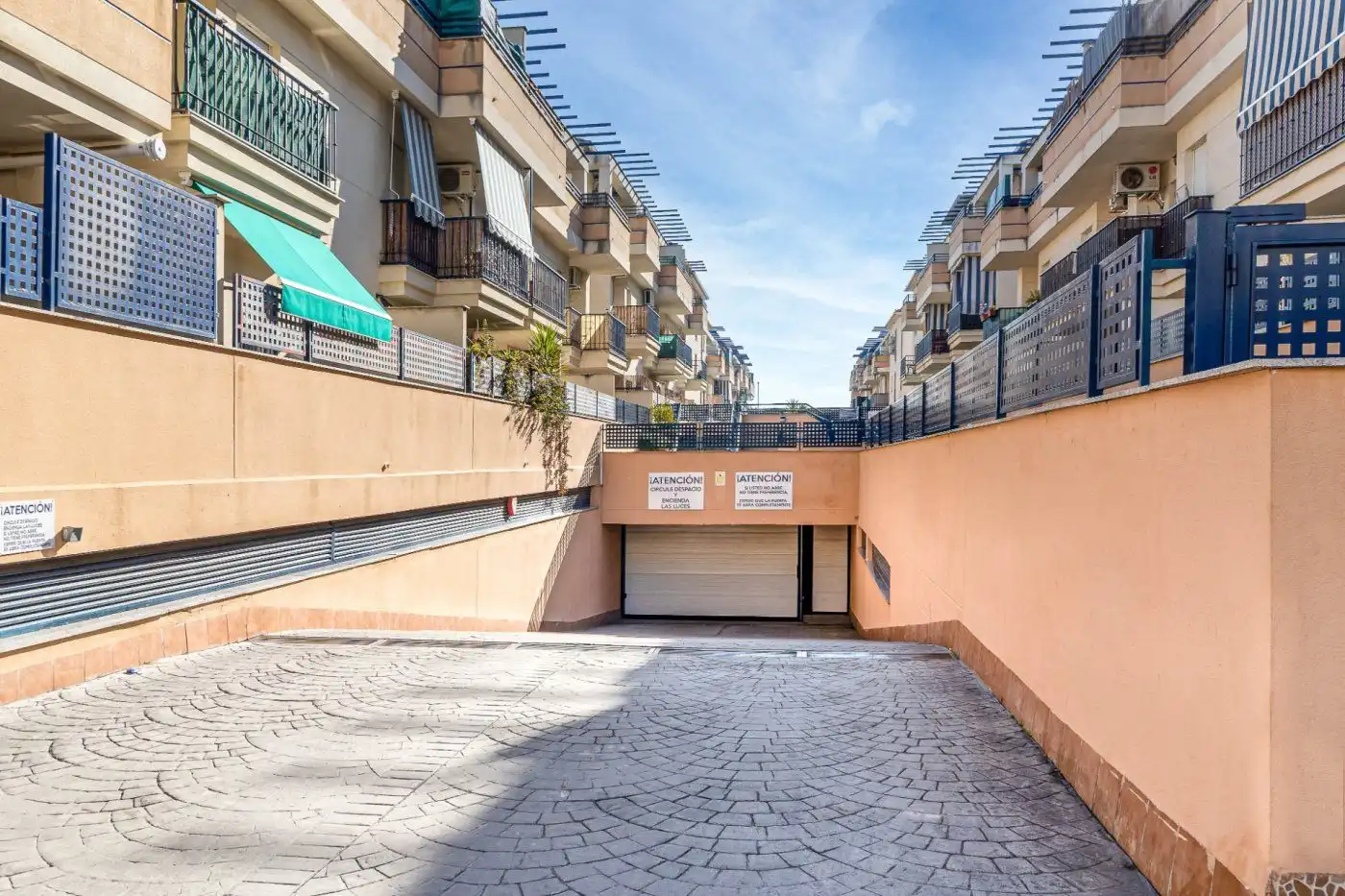 Parkplatz von Wohnung zur Miete in Las Gabias mit Klimaanlage, Heizung und Privatgarten