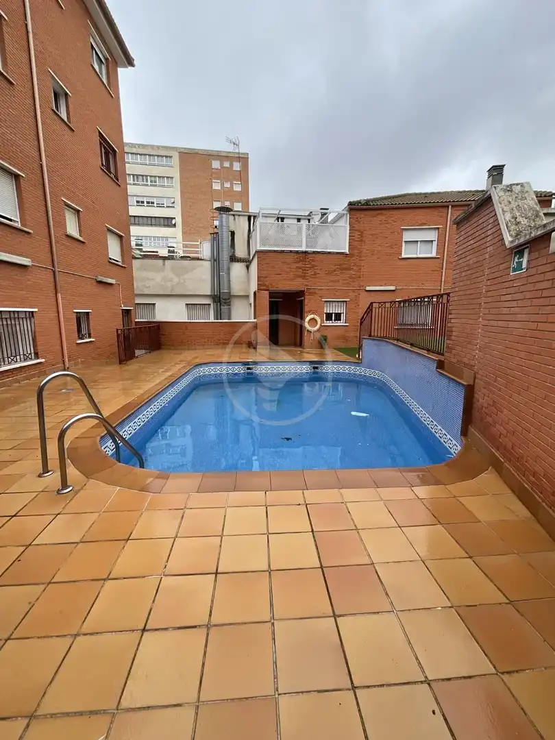 Schwimmbecken von Maisonette zum Verkauf in Linares mit Klimaanlage