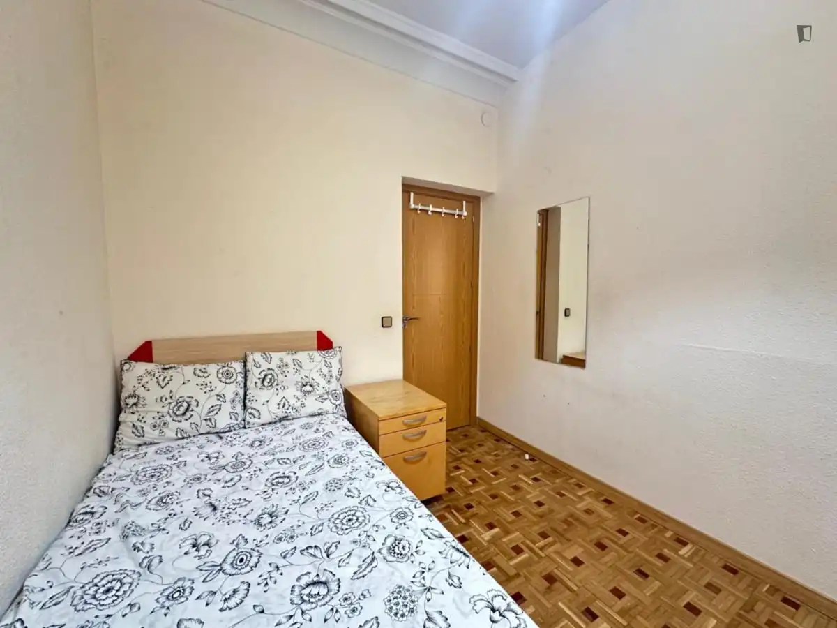 Dormitori de Apartament per a compartir en Madrid amb Moblat, Forn i Rentadora