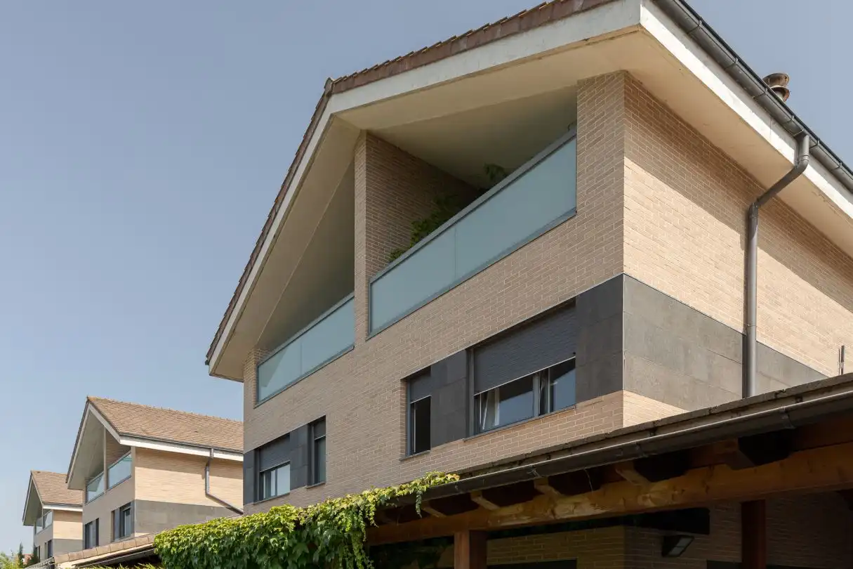 Außenansicht von Einfamilien-Reihenhaus zum Verkauf in Iza / Itza mit Heizung, Privatgarten und Terrasse