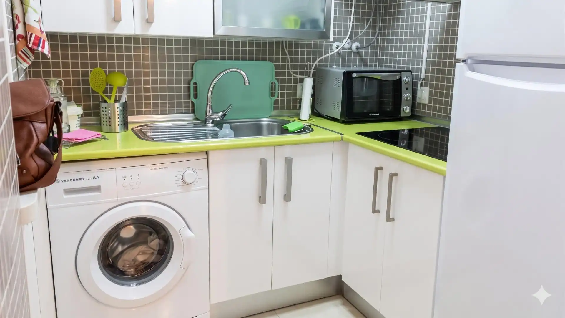 Küche von Wohnung zum Verkauf in Almería mit Klimaanlage und Möbliert