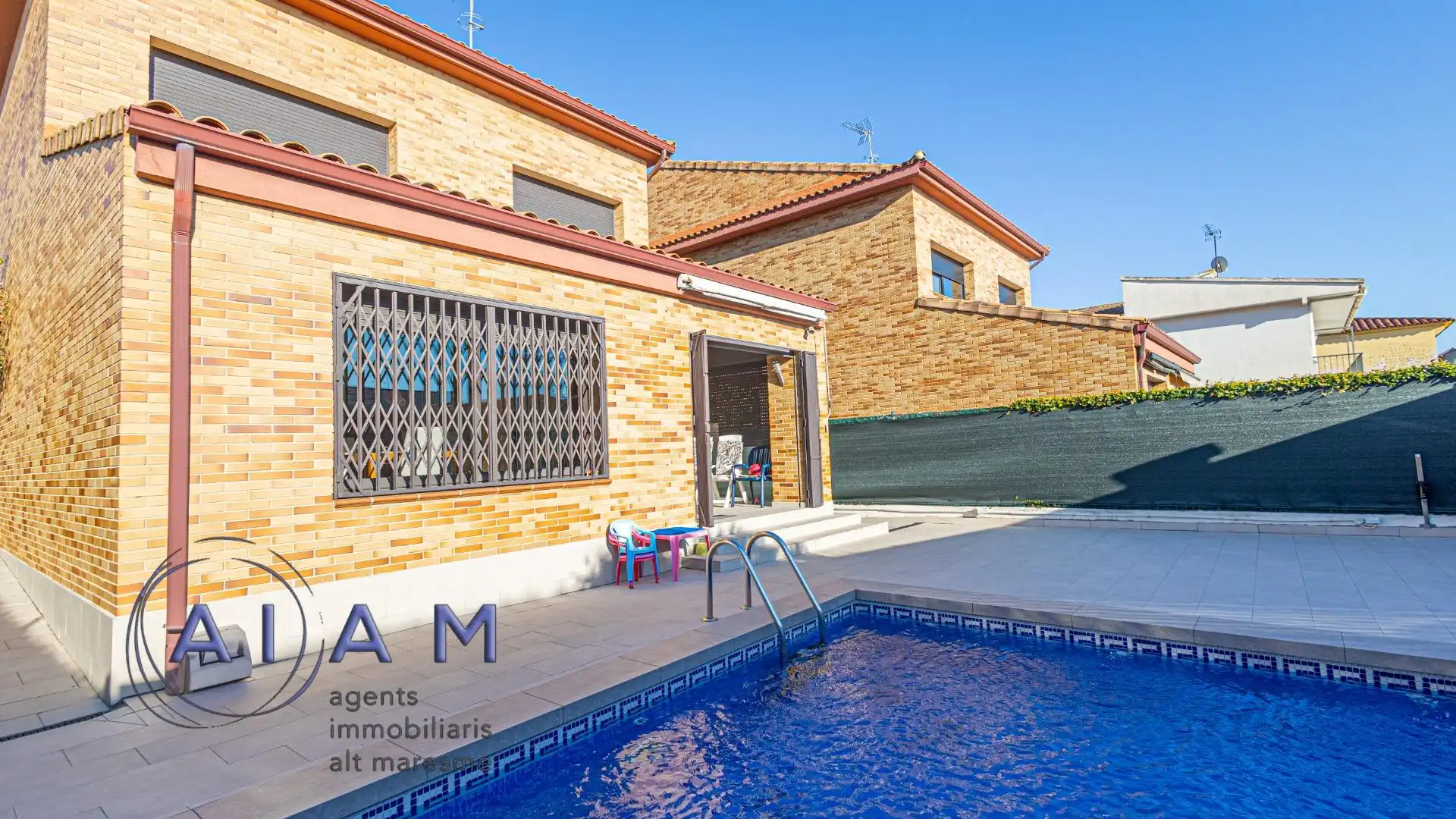 Vista exterior de Casa o xalet en venda en Pineda de Mar amb Aire condicionat, Calefacció i Jardí privat