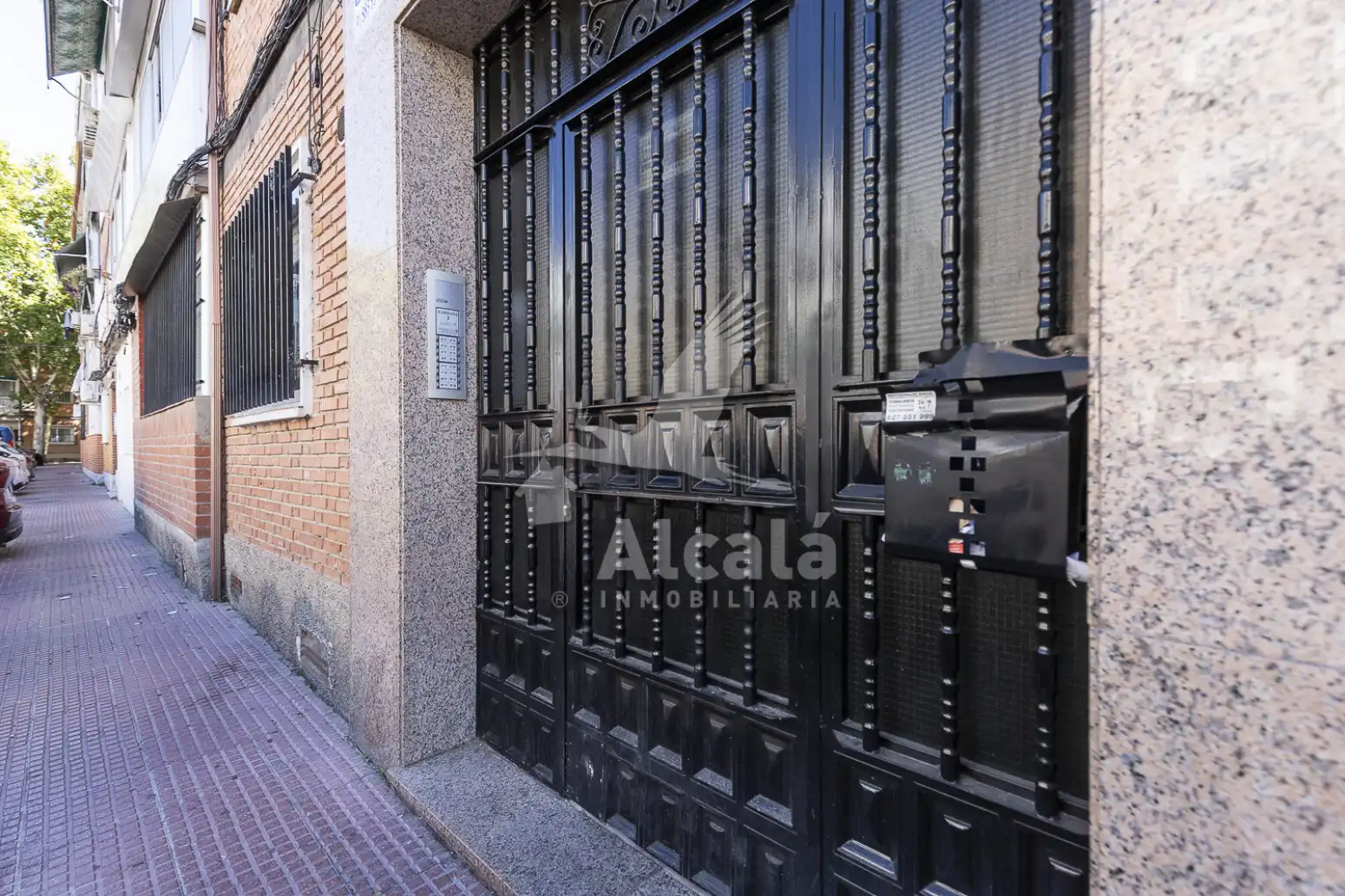 Vista exterior de Pis en venda en Reyes Católicos