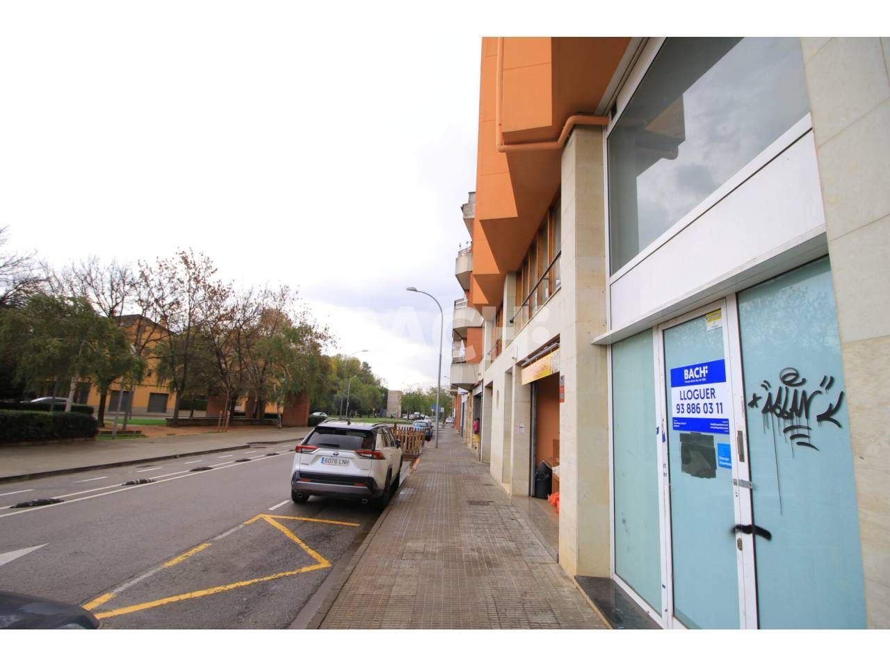 Vista exterior de Local en venda en Vic