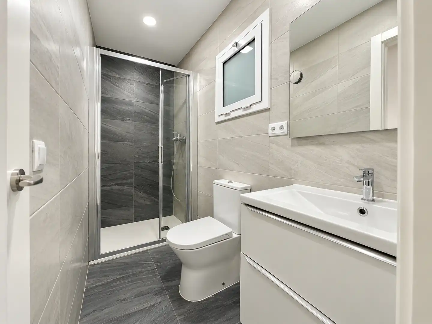 Badezimmer von Erdgeschoss zum Verkauf in Badalona mit Klimaanlage und Heizung