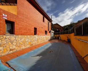 Vista exterior de Casa adosada en venda en El Molar (Madrid) amb Piscina