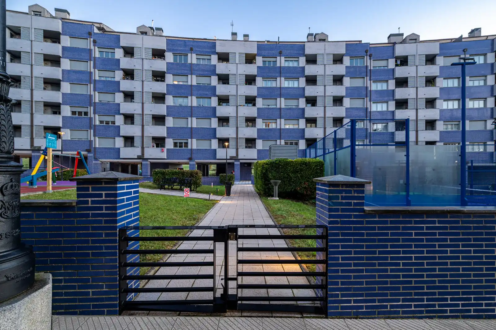 Vista exterior de Pis en venda en Oviedo  amb Aire condicionat, Terrassa i Traster