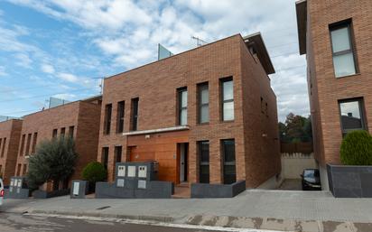 Vista exterior de Casa adosada en venda en Santa Maria de Palautordera amb Aire condicionat i Terrassa