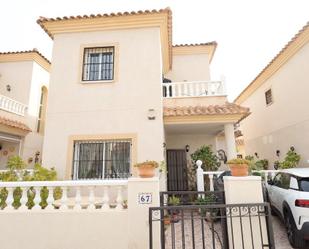 Vista exterior de Casa o xalet en venda en Orihuela amb Aire condicionat, Terrassa i Traster