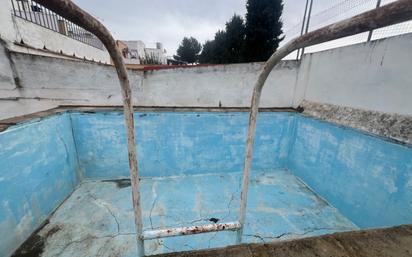 Piscina de Casa adosada en venda en La Rinconada amb Aire condicionat, Jardí privat i Terrassa