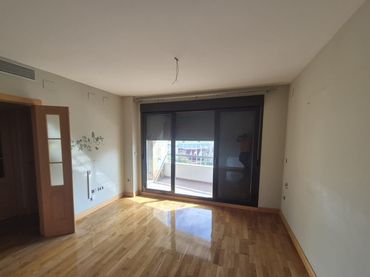Flat with pool for sale in Villa de Madrid 17
