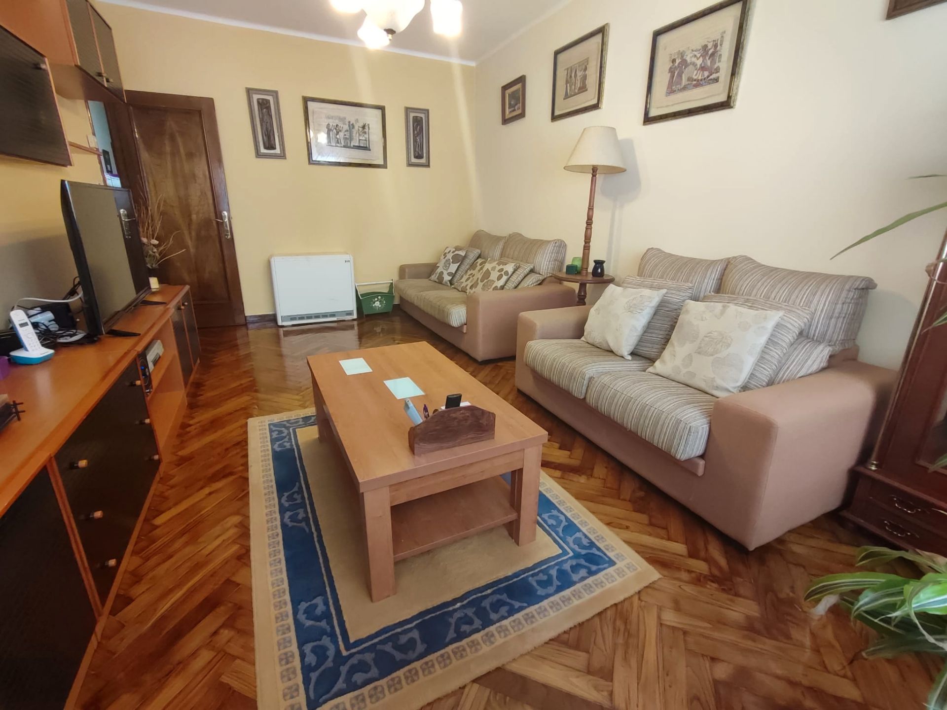 Sala d'estar de Pis per a compartir en Vigo  amb Calefacció, Parquet i Traster