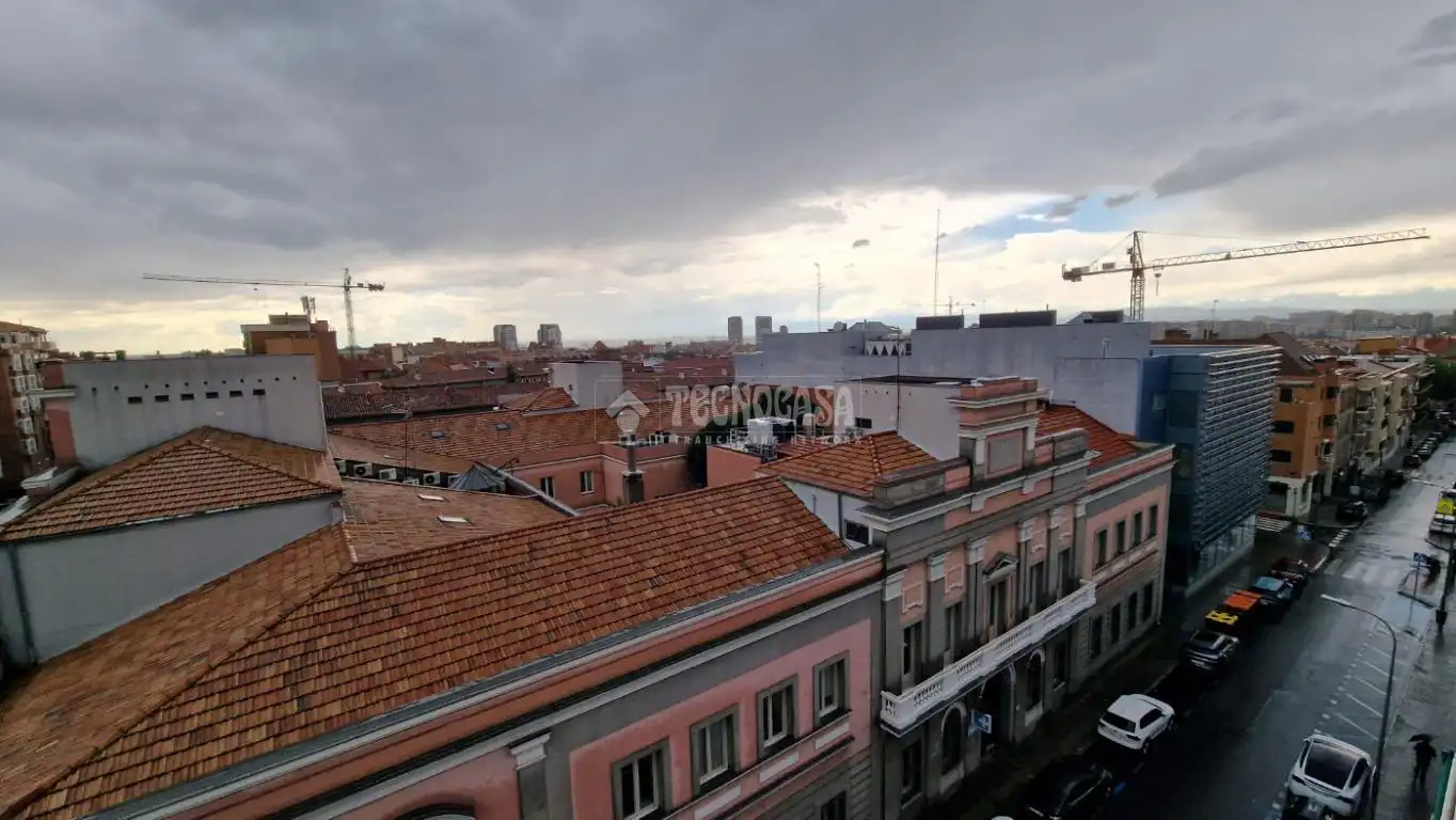 Vista exterior de Piso en venta en Madrid con Calefacción