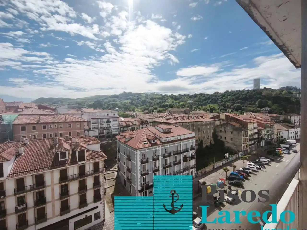 Vista exterior de Pis en venda en Laredo amb Calefacció, Parquet i Terrassa