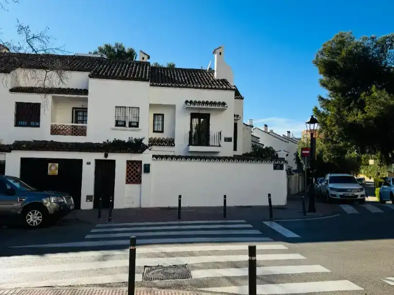 Vista exterior de Pis en venda en Marbella amb Piscina i Balcó
