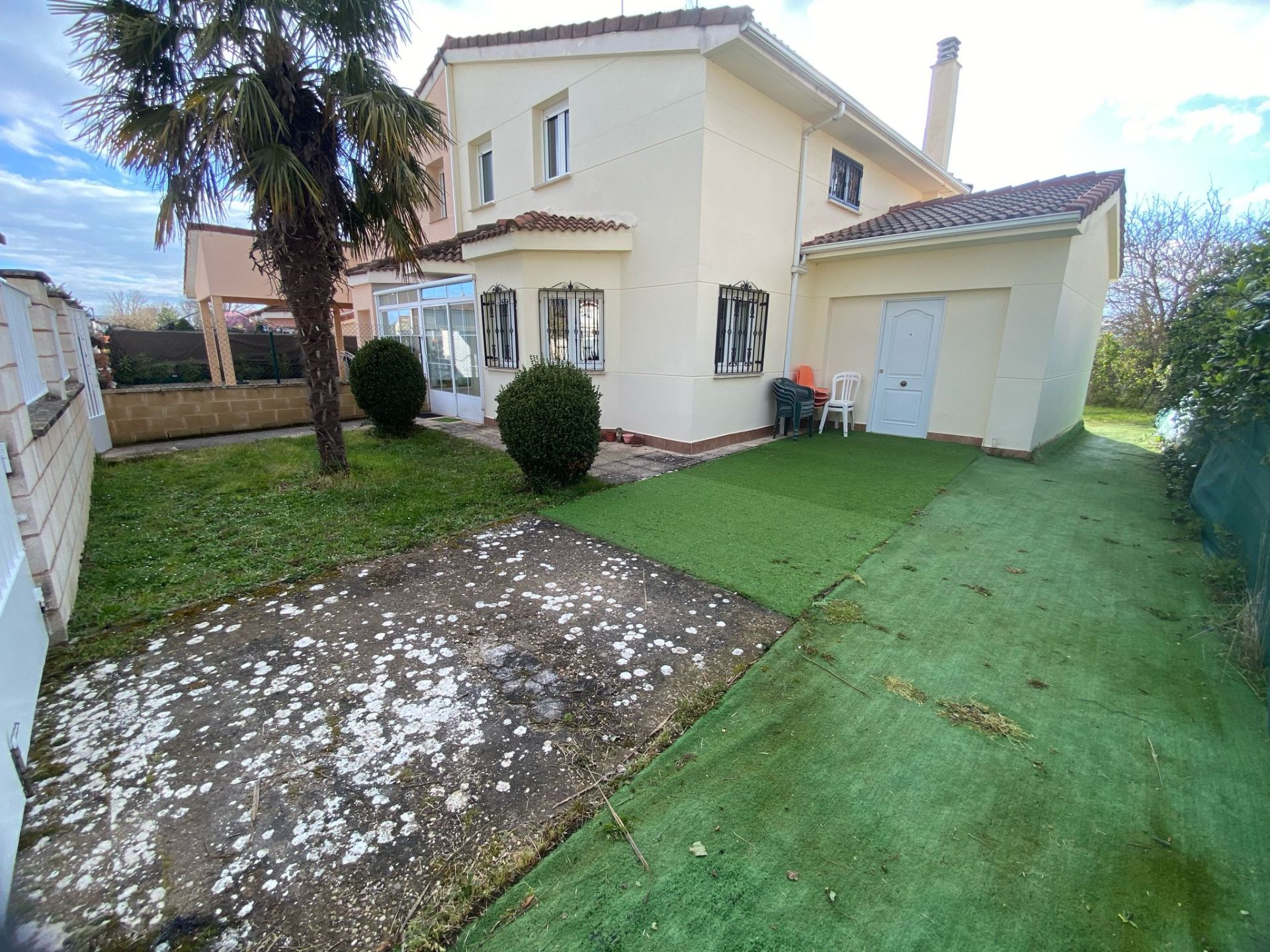 Vista exterior de Casa adosada en venda en Quintanilla Vivar amb Calefacció, Jardí privat i Parquet