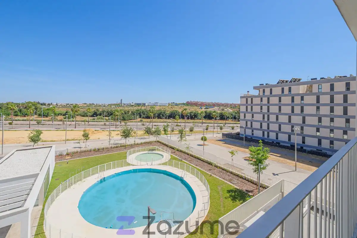 Schwimmbecken von Wohnung zur Miete in Dos Hermanas mit Klimaanlage, Heizung und Privatgarten