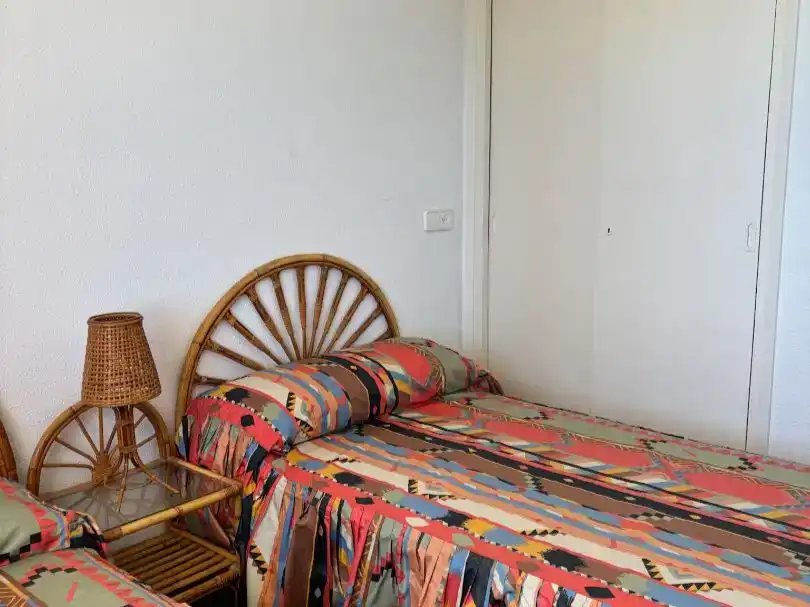 Dormitori de Pis de lloguer en Orihuela amb Aire condicionat, Jardí privat i Moblat