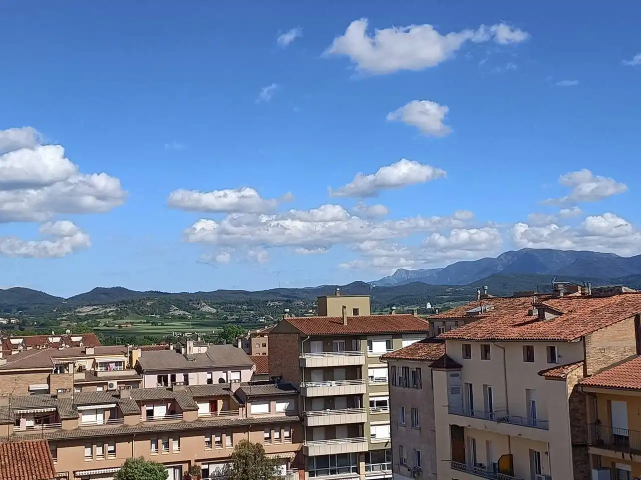 Vista exterior de Piso de alquiler en Vic con Calefacción, Terraza y Trastero