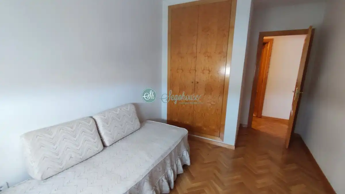 Bedroom of Flat for sale in Segovia  with Heating, Parquet flooring and Terrace