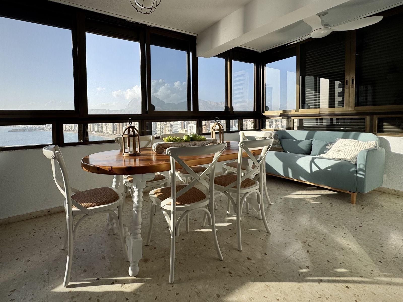 Comedor de Apartamento de alquiler en Benidorm con Aire acondicionado, Amueblado y Piscina comunitaria