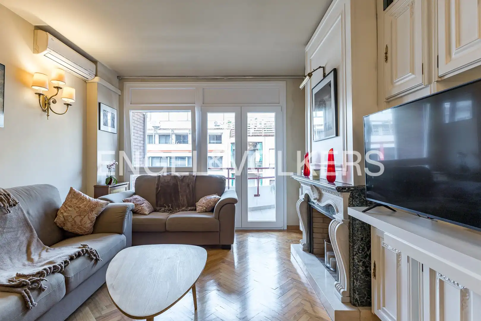 Vista exterior de Piso en venta en Barcelona con Calefacción, Parquet y Amueblado