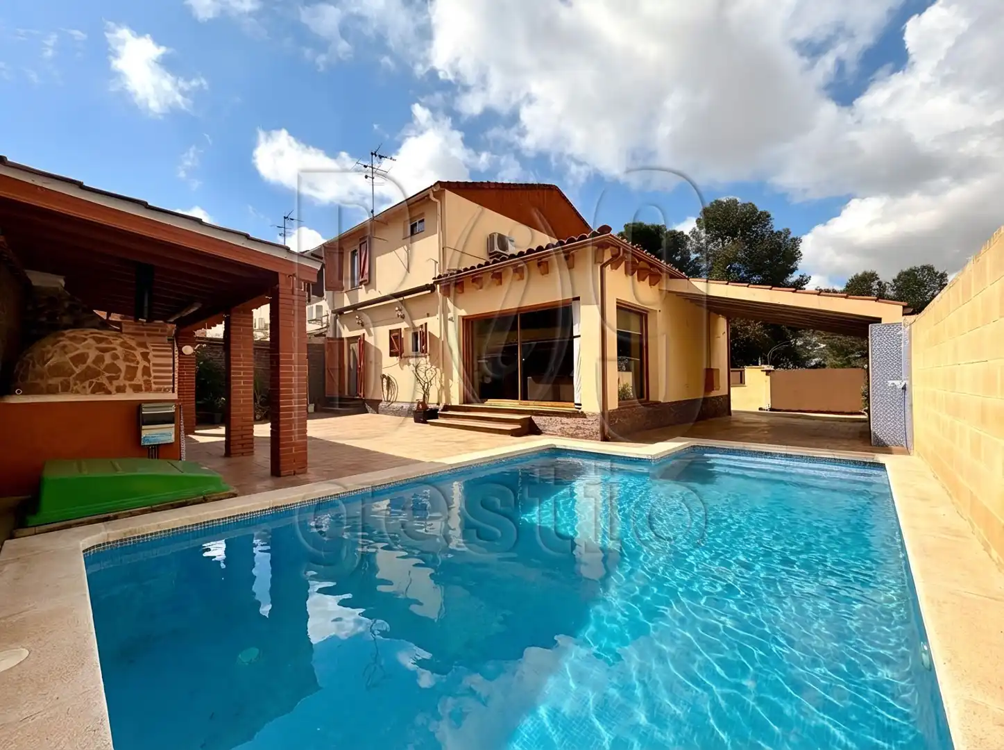 Piscina de Casa adosada en venta en Els Pallaresos con Aire acondicionado, Calefacción y Jardín privado