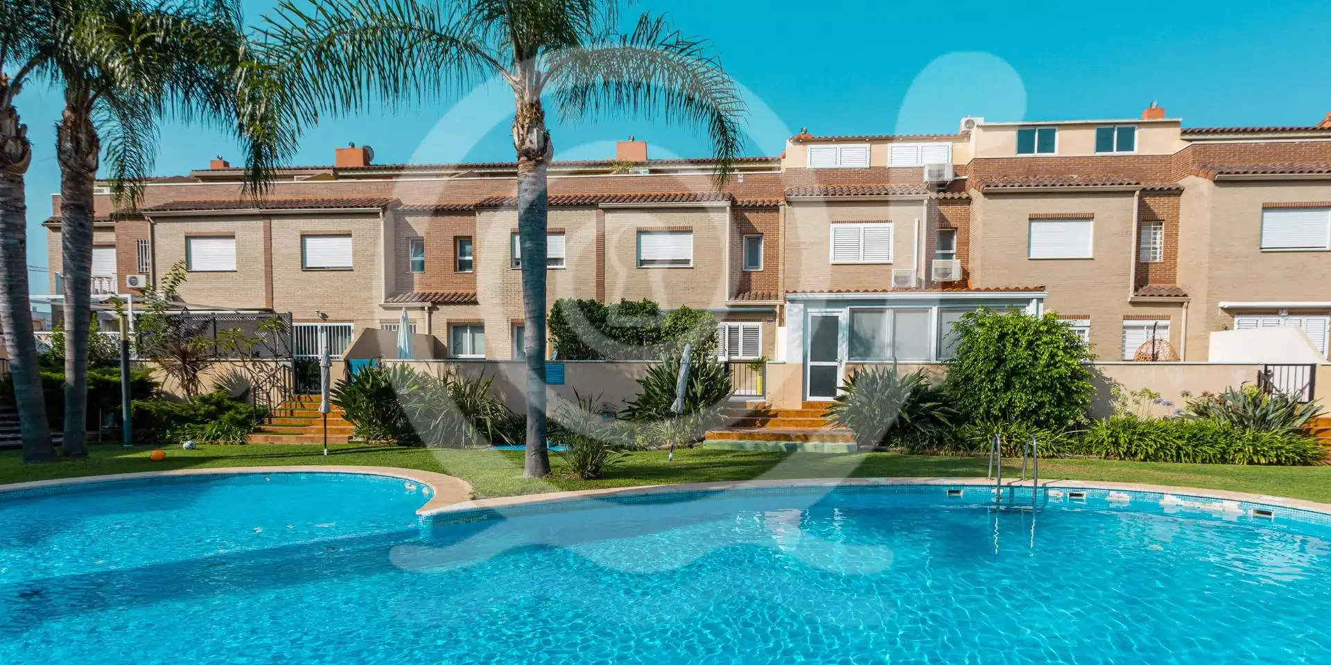 Adossat amb piscina en venda a San Antonio de Benagéber