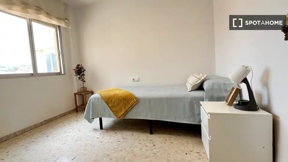 Dormitori de Apartament per a compartir en Vélez-Málaga amb Aire condicionat, Terrassa i Moblat