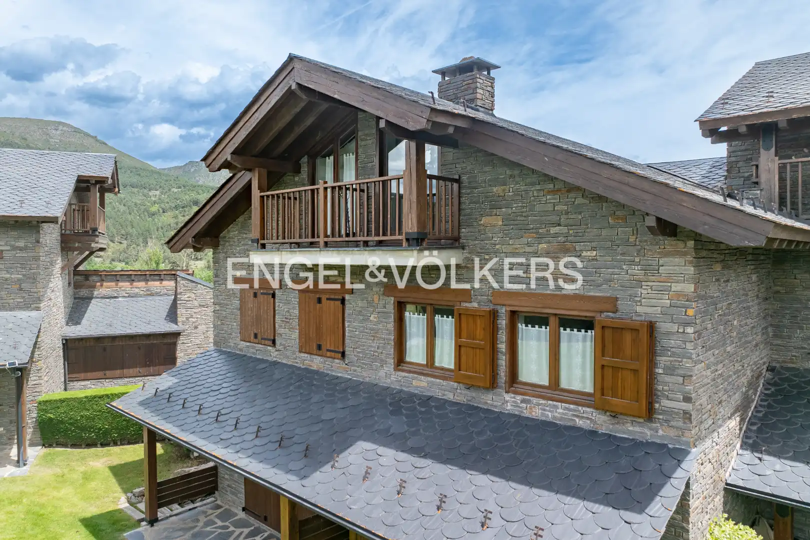Vista exterior de Casa adosada en venda en Bellver de Cerdanya amb Calefacció, Parquet i Terrassa