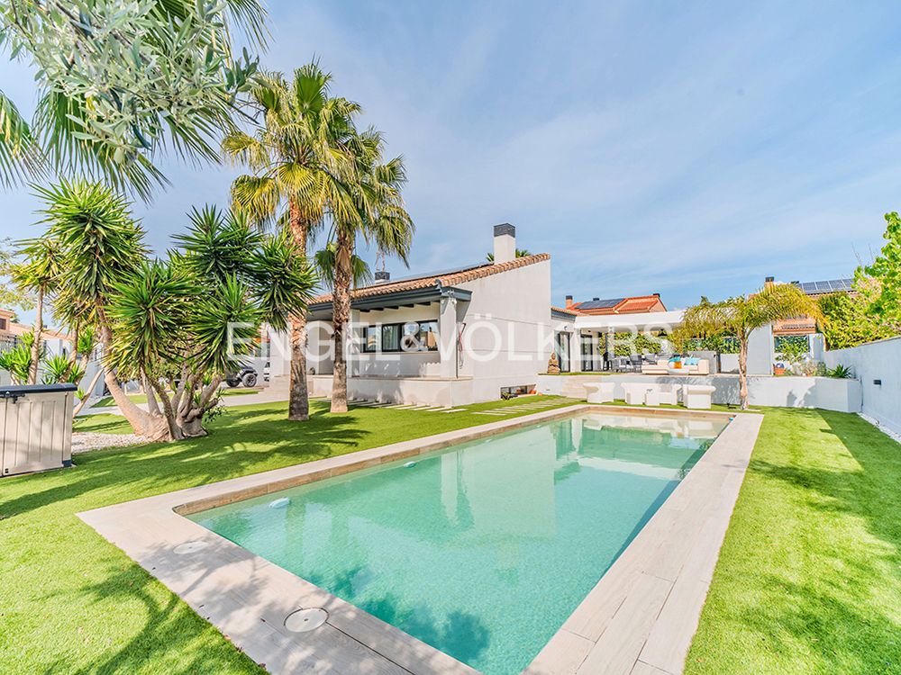 Exterior view of House or chalet for sale in Mutxamel  with Air Conditioner, Heating and Private garden