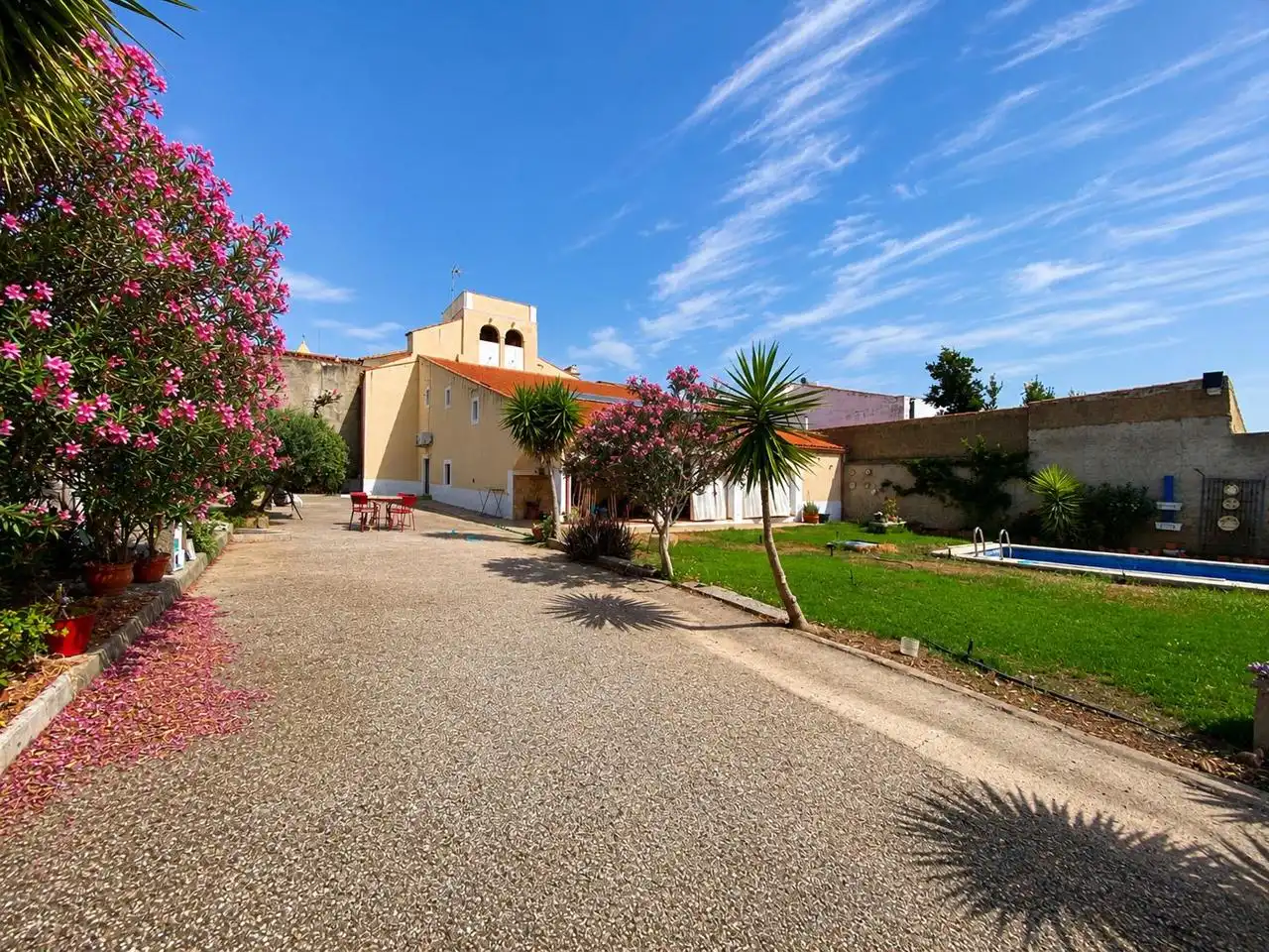Außenansicht von Haus oder Chalet zum Verkauf in Villagonzalo mit Privatgarten, Terrasse und Schwimmbad