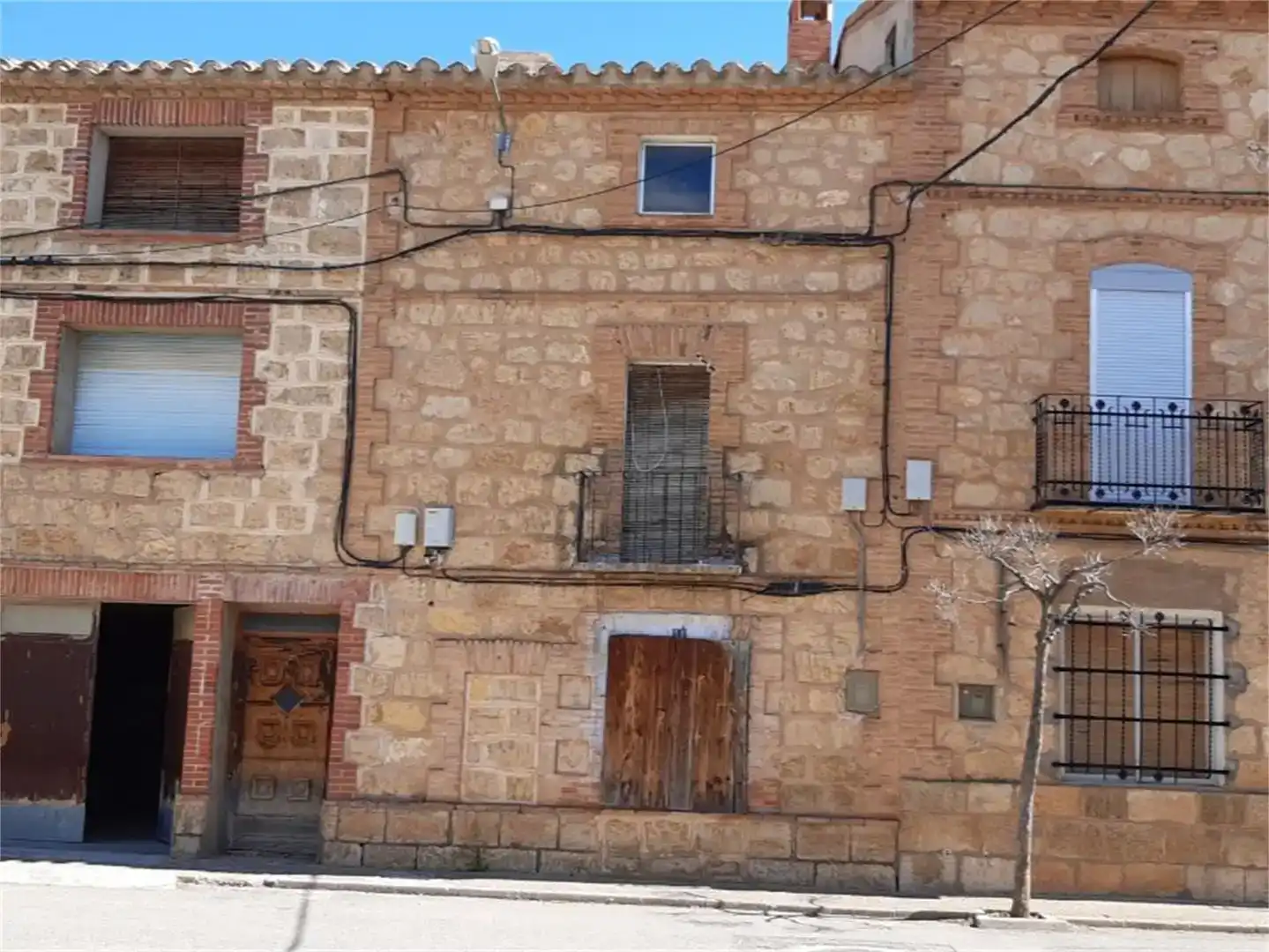 Vista exterior de Casa adosada en venda en Villarquemado amb Balcó