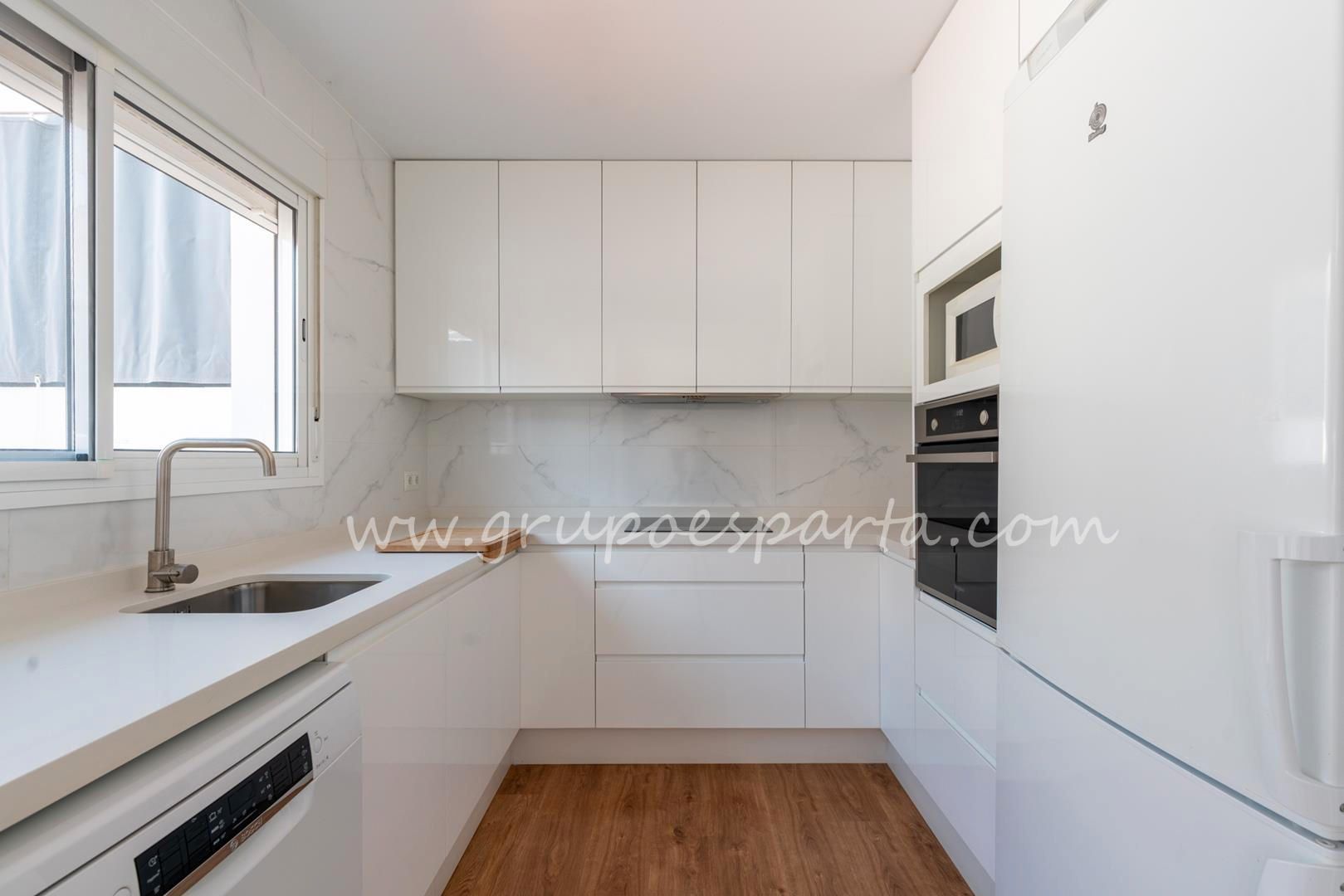 Kitchen of Single-family semi-detached to rent in Mairena del Aljarafe  with Air Conditioner, Oven and Washing machine
