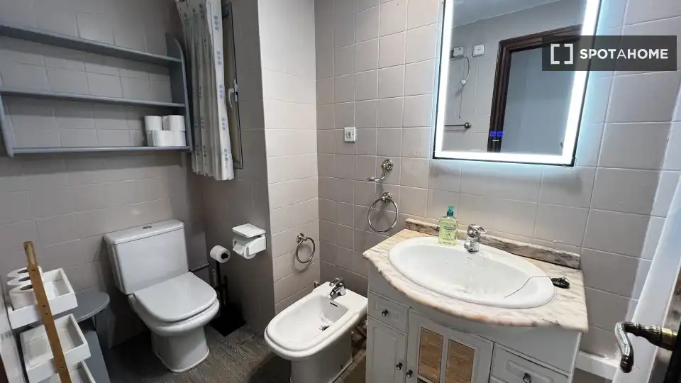 Bathroom of Flat for rent in Valencia  with Air Conditioner, Heating and Furnished