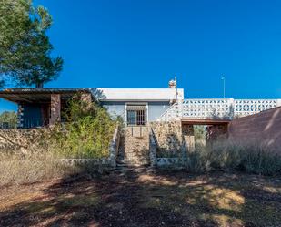 Vista exterior de Casa o xalet en venda en Villar del Arzobispo amb Piscina