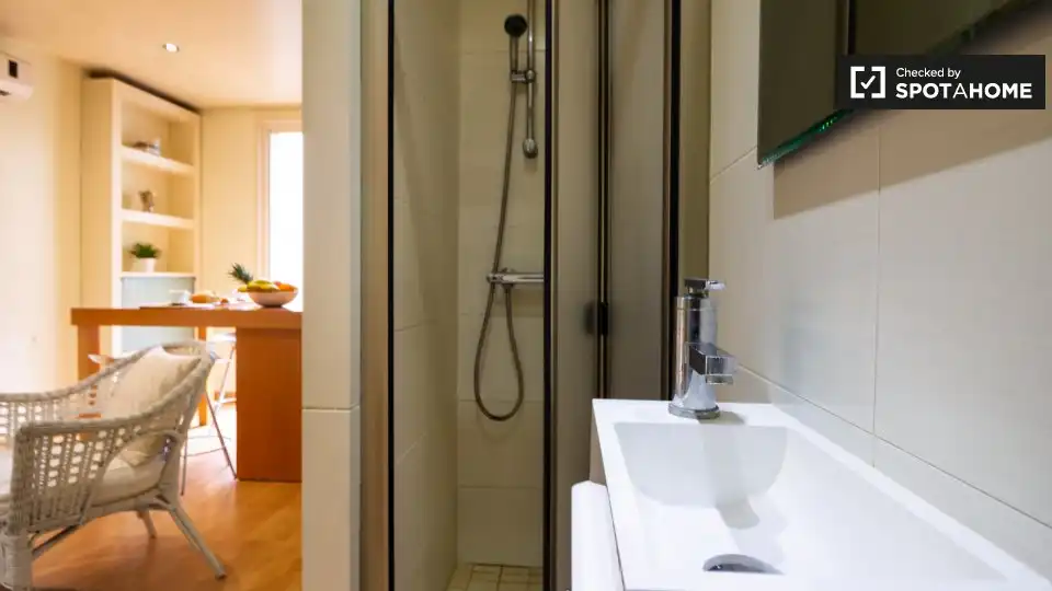 Bathroom of Flat for rent in Barcelona  with Air Conditioner, Heating and Furnished