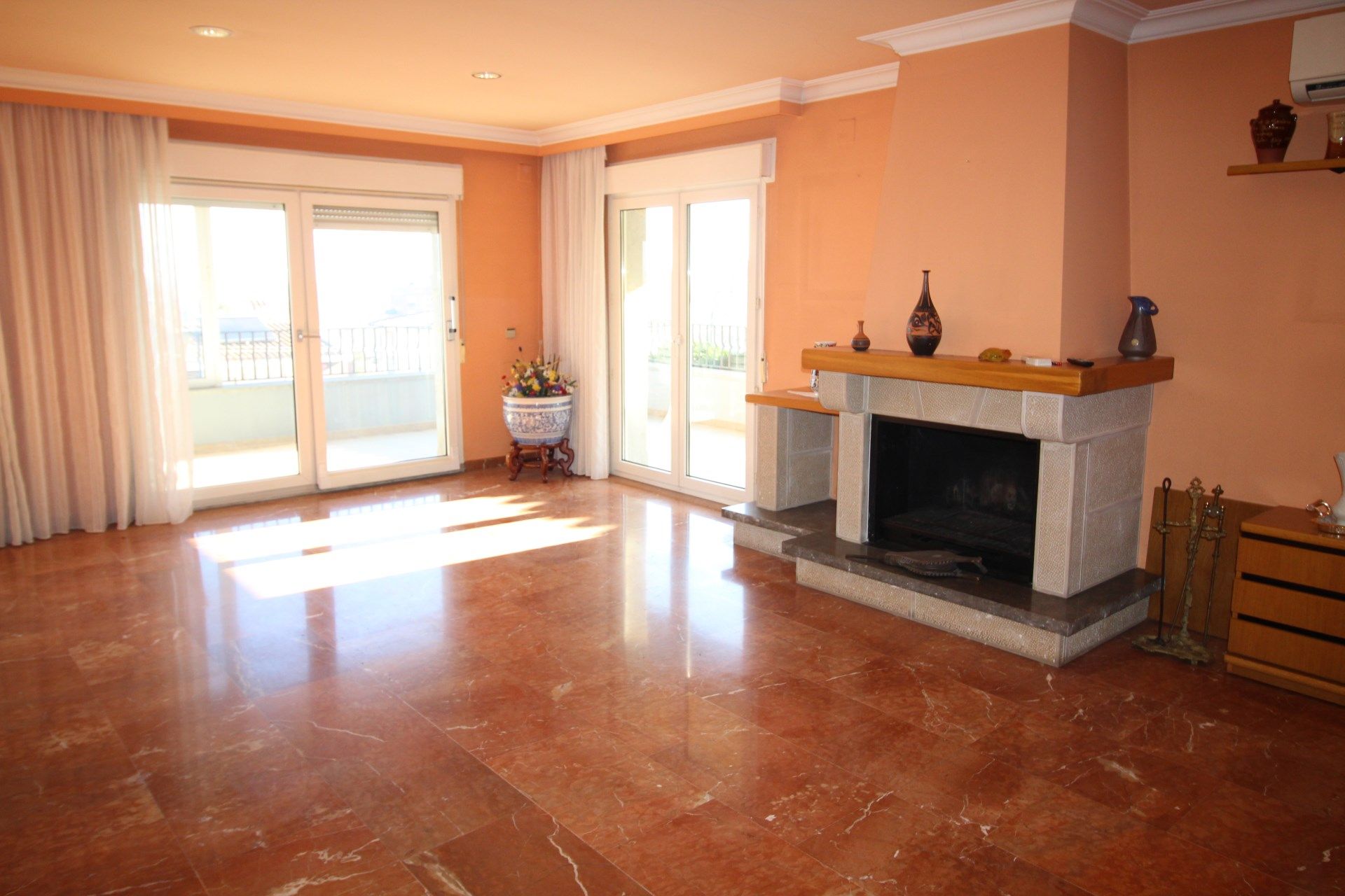 Sala d'estar de Casa o xalet en venda en Figueres amb Calefacció i Terrassa