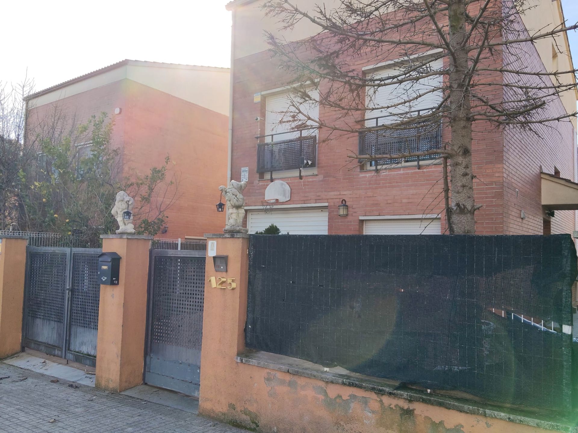 Vista exterior de Casa o xalet en venda en La Granada amb Jardí privat i Piscina