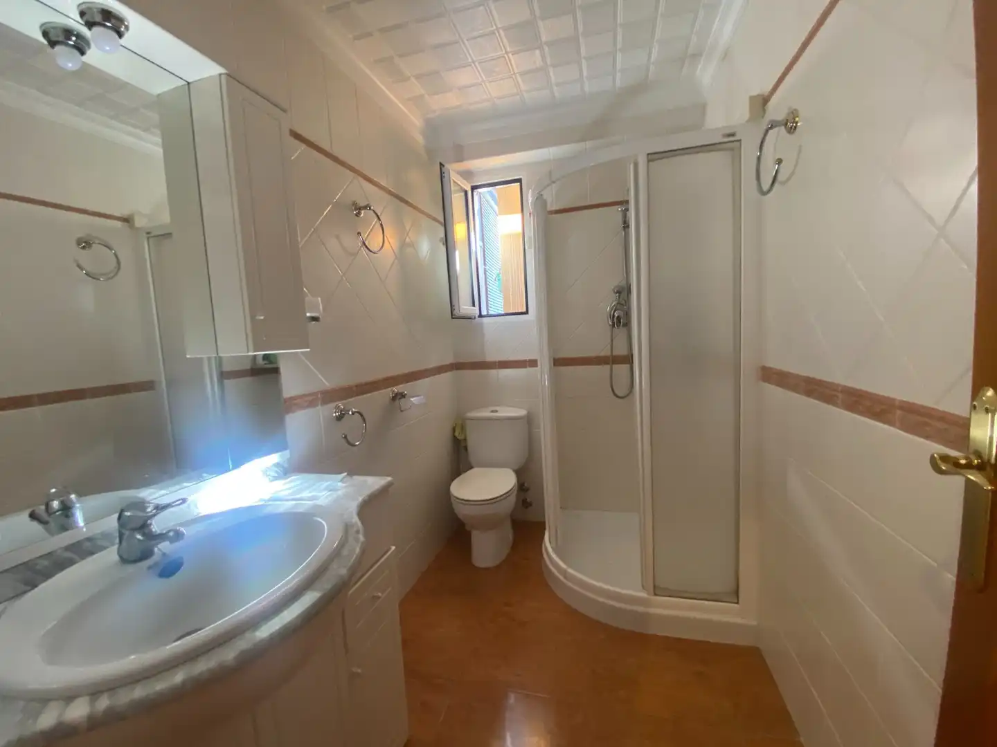 Baño de Piso en venta en Salinas con Aire acondicionado y Calefacción