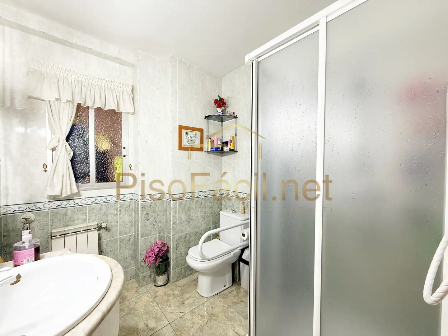 Baño de Piso en venta en Parla con Calefacción, Parquet y Terraza