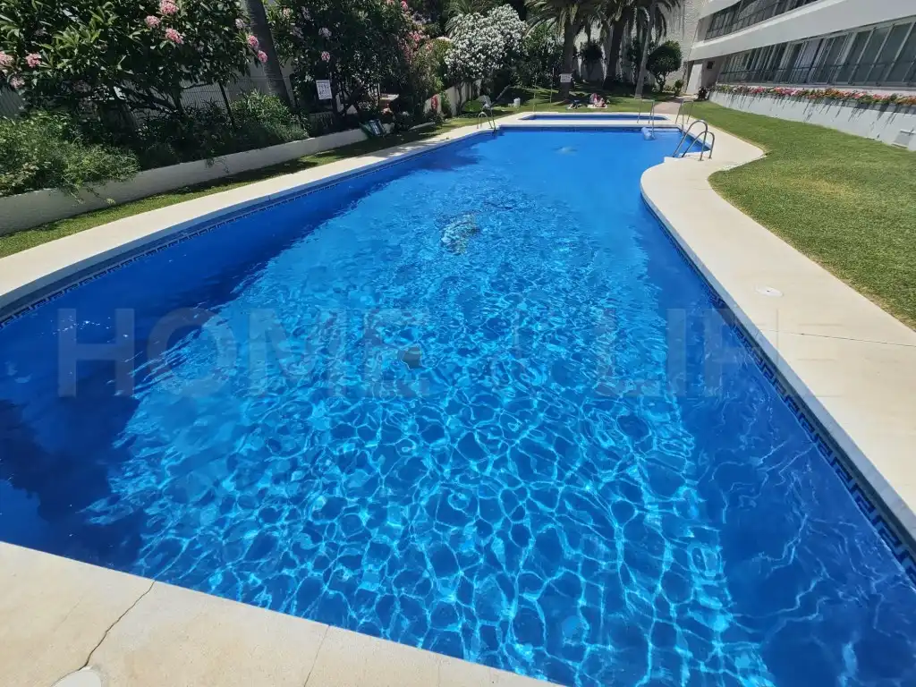 Piscina de Estudio de alquiler en Puerto Marina