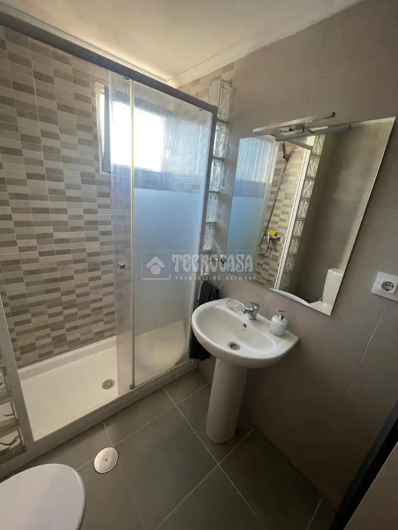 Bathroom of Flat for sale in Sevilla  with Air Conditioner and Terrace